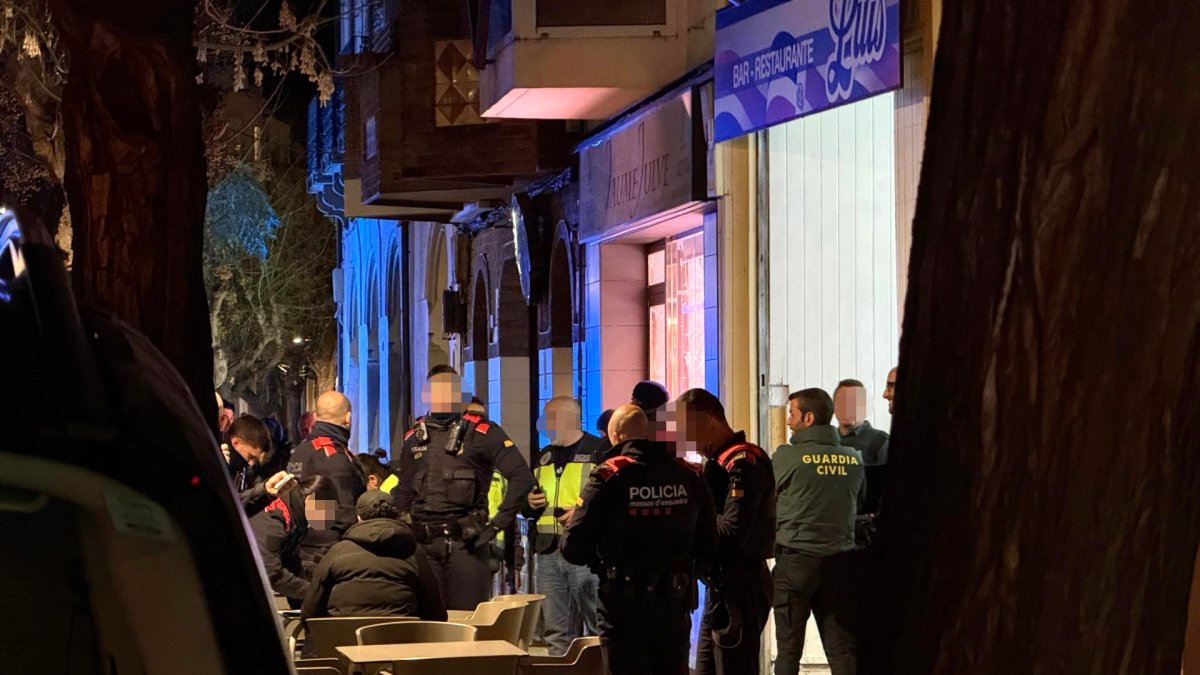 Agentes de los Mossos, Guardia Civil y Policía Nacional haciendo una inspección