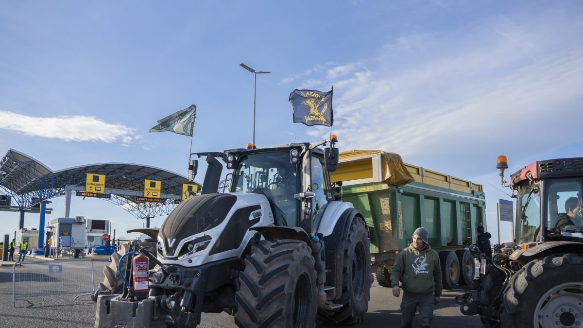 Els pagesos van bloquejar l'entrada del Port de Tarragona des de les 10.00h del matí.  Una setantena de tractors s’han unit al tall aquest dijous.