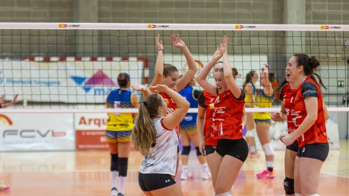 A l'esquerra, les jugadores de l'equip femení CV Sant Pere i Sant Pau celebrant un punt i, a la dreta, els jugadors de l'equip masculí durant un partit.