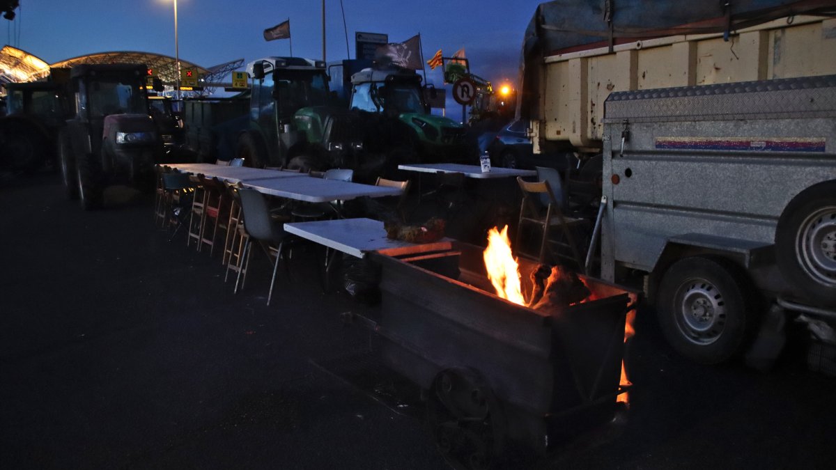 Els pagesos continuen tallant l'accés al port de Tarragona, a primera hora d'aquest divendres.