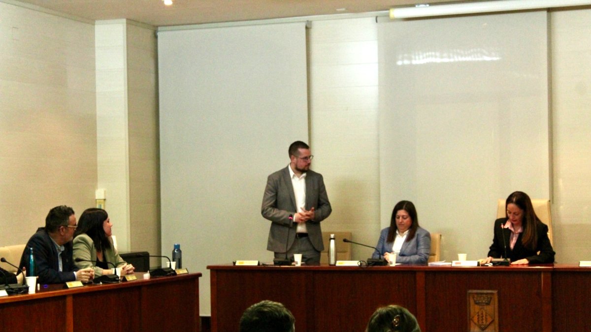 Marc Chavalera, prenent possessió com a nou alcalde d'Alcanar.