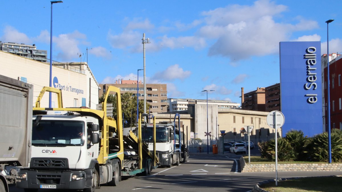 L'accés del Serrallo al port de Tarragona registra un increment de camions pel tall dels pagesos a l'accés principal.