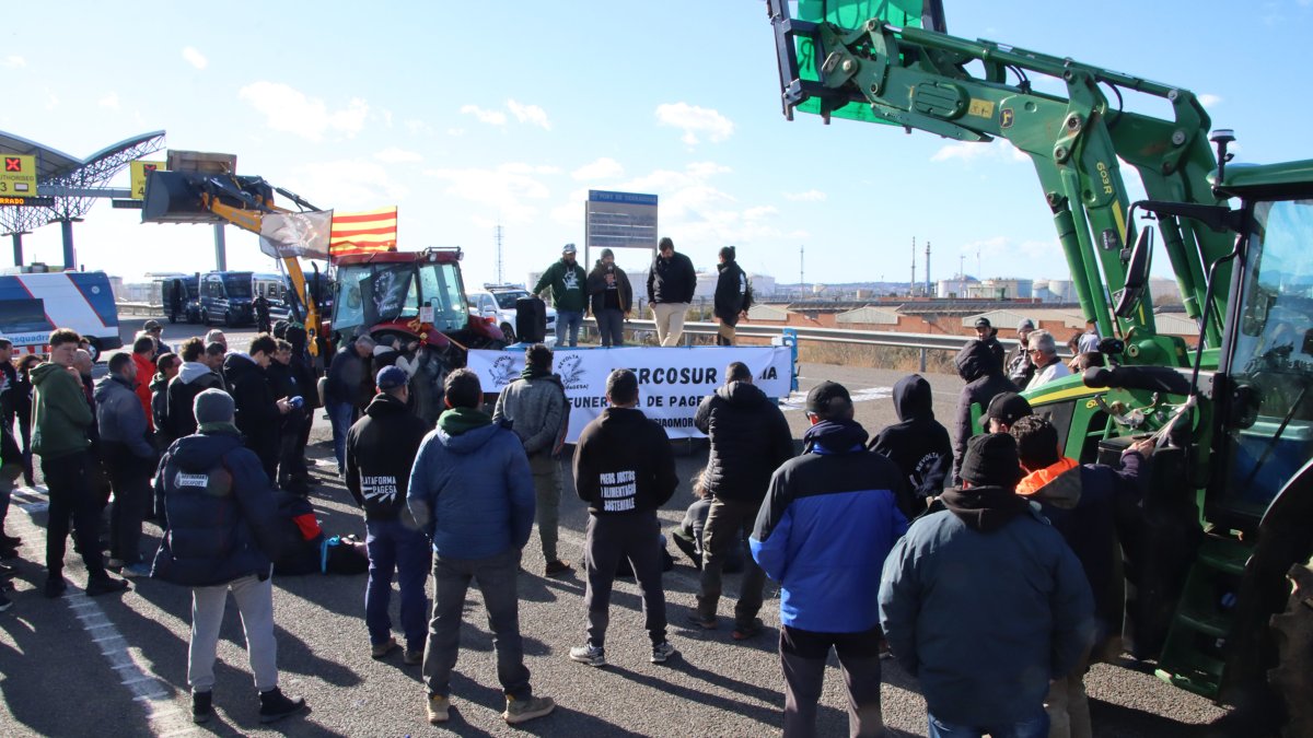 Imatge de l'assemblea que els pagesos que tallen l'accés al port de Tarragona han fet aquest divendres al migdia.