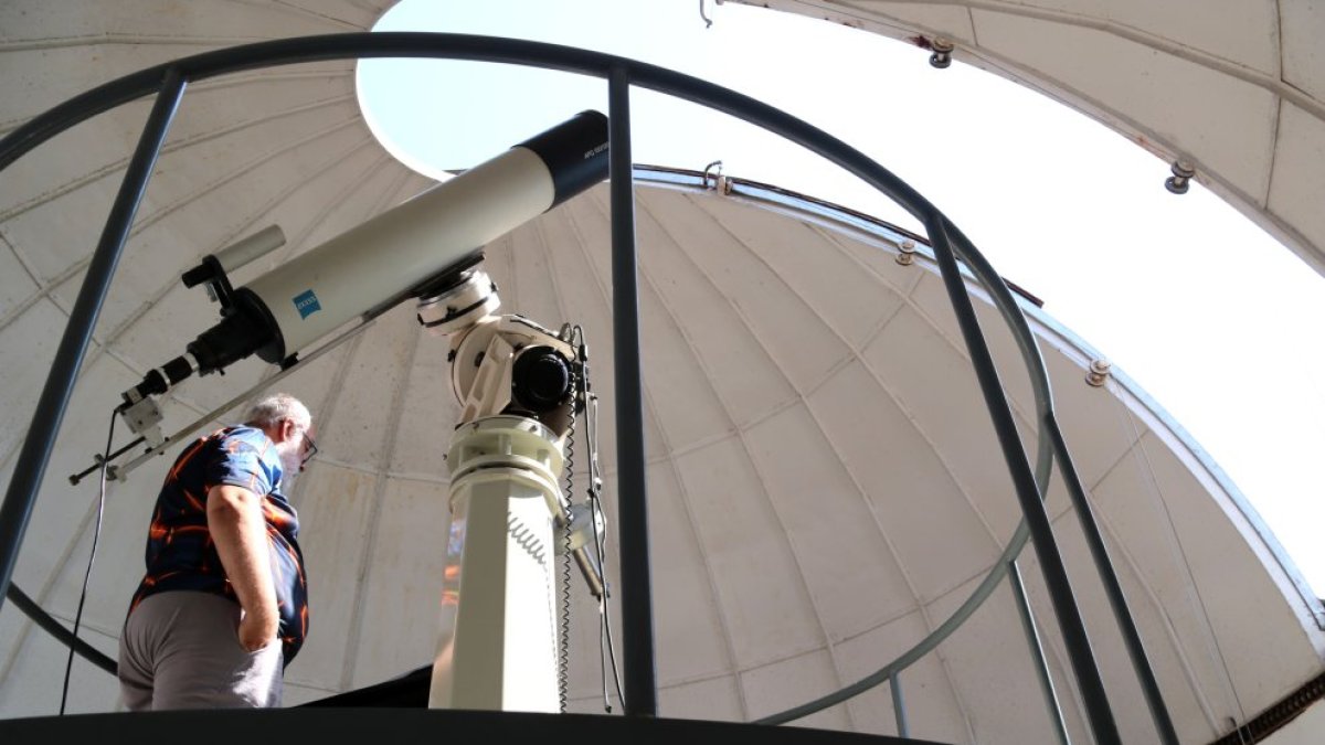 Un investigador de l'Observatori de l'Ebre fent les fotografies diàries al sol