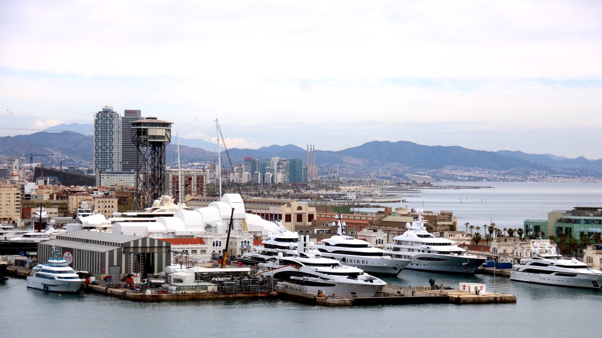 Vista aérea de las instalaciones de Marina Barcelona 92, donde se mantienen yates privados de gran eslora