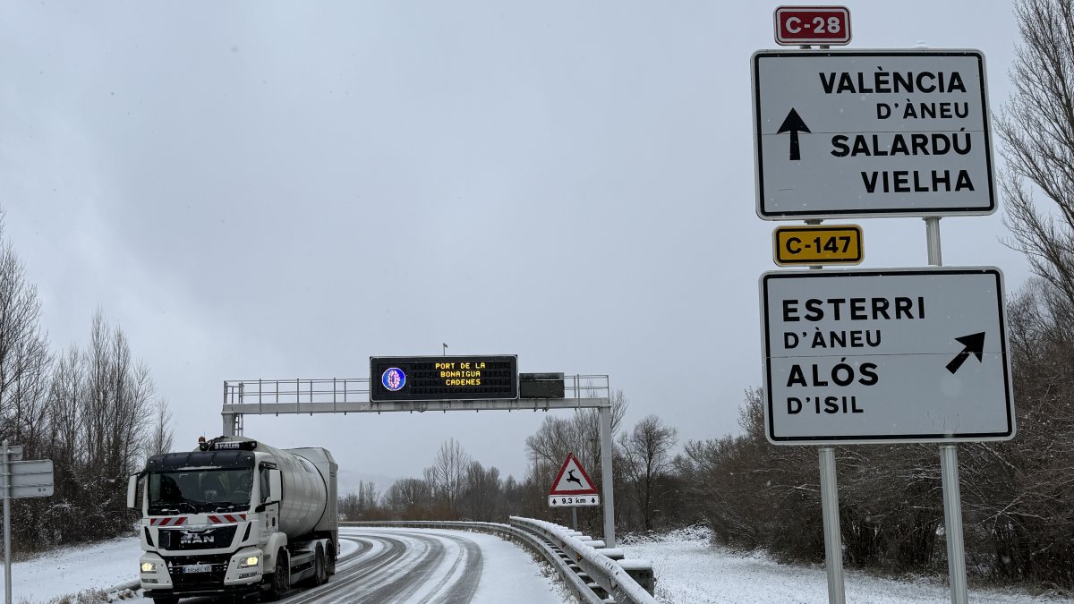 Un letrero que indica cadenas en el Port de la Bonaigua