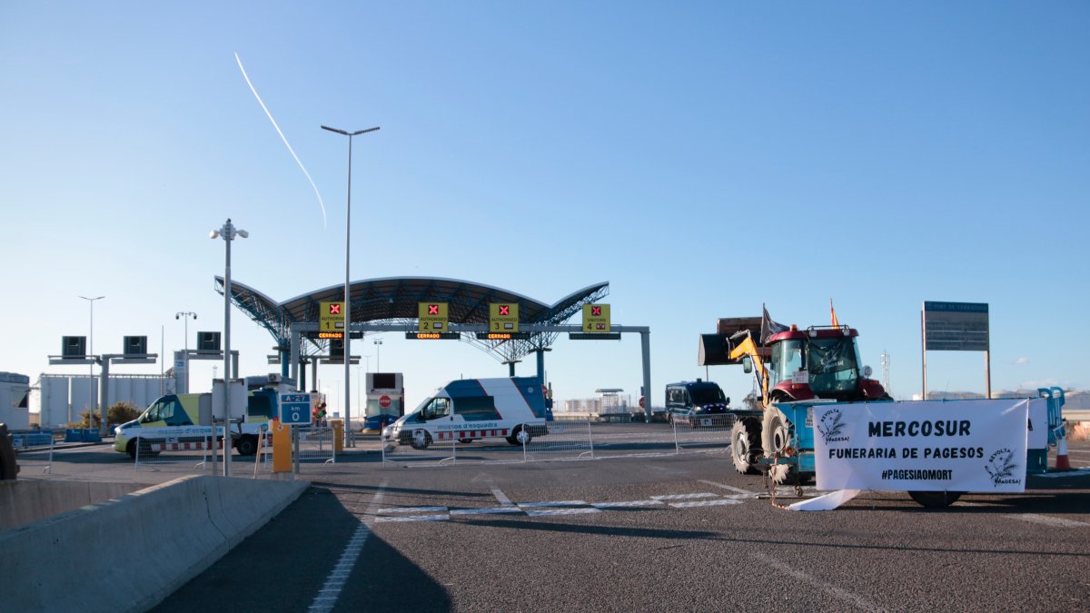 El acceso principal del Port de Tarragona, cortada por la manifestación de Revolta Pagesa