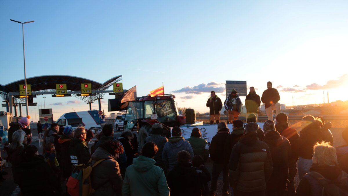 La asamblea de los campesinos esta tarde en el corte de bloqueo del Port de Tarragona