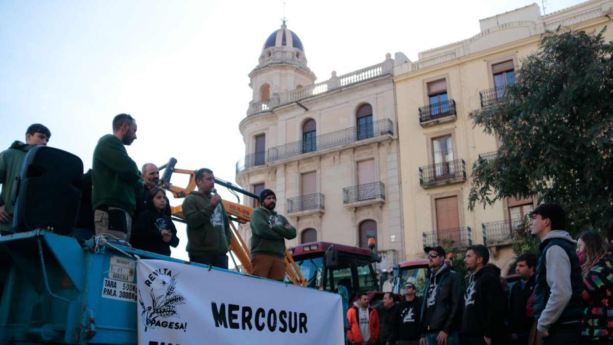 Los campesinos han tomado la palabra al balcón del Mediterráneo de Tarragona para cargar contra el acuerdo del Mercosur