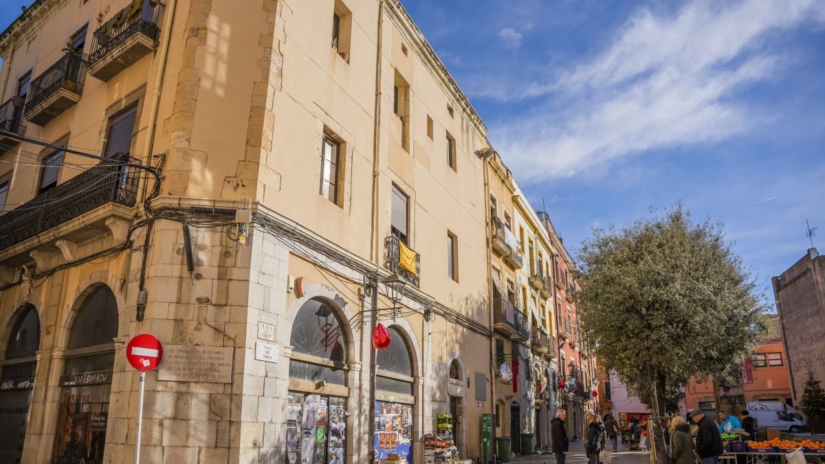 La voluntad es la de recuperar el inmueble, construido en 1864, como si fuera una lonja multifuncional, abierta a su entorno por tres lados.