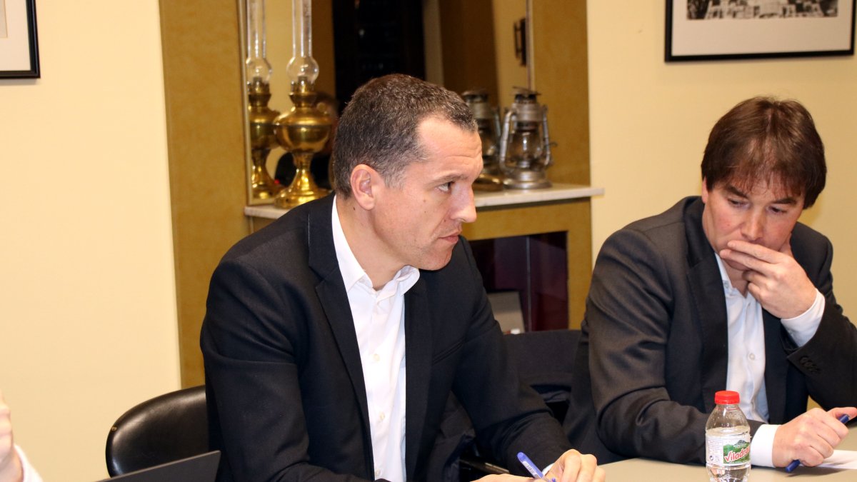 El consejero|conseller Ordeig durante la reunión en el Ayuntamiento de Bàscara