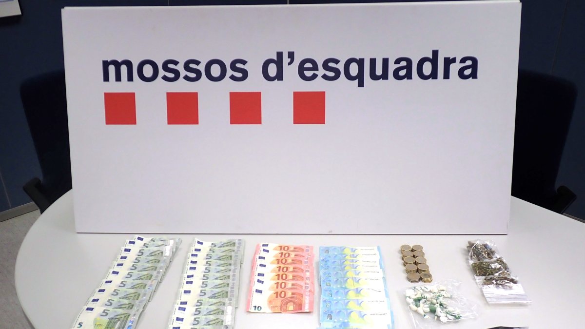 Enseres y dinero intervenido al detenido por tráfico de drogas en la Sénia.