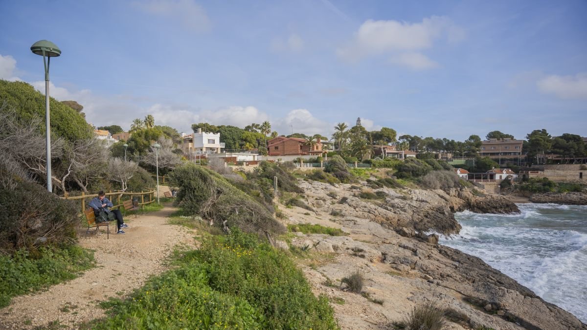 L'actuació pretén arranjar el camí de ronda, en un tram on la continuïtat pels vianants és complicada ara mateix.