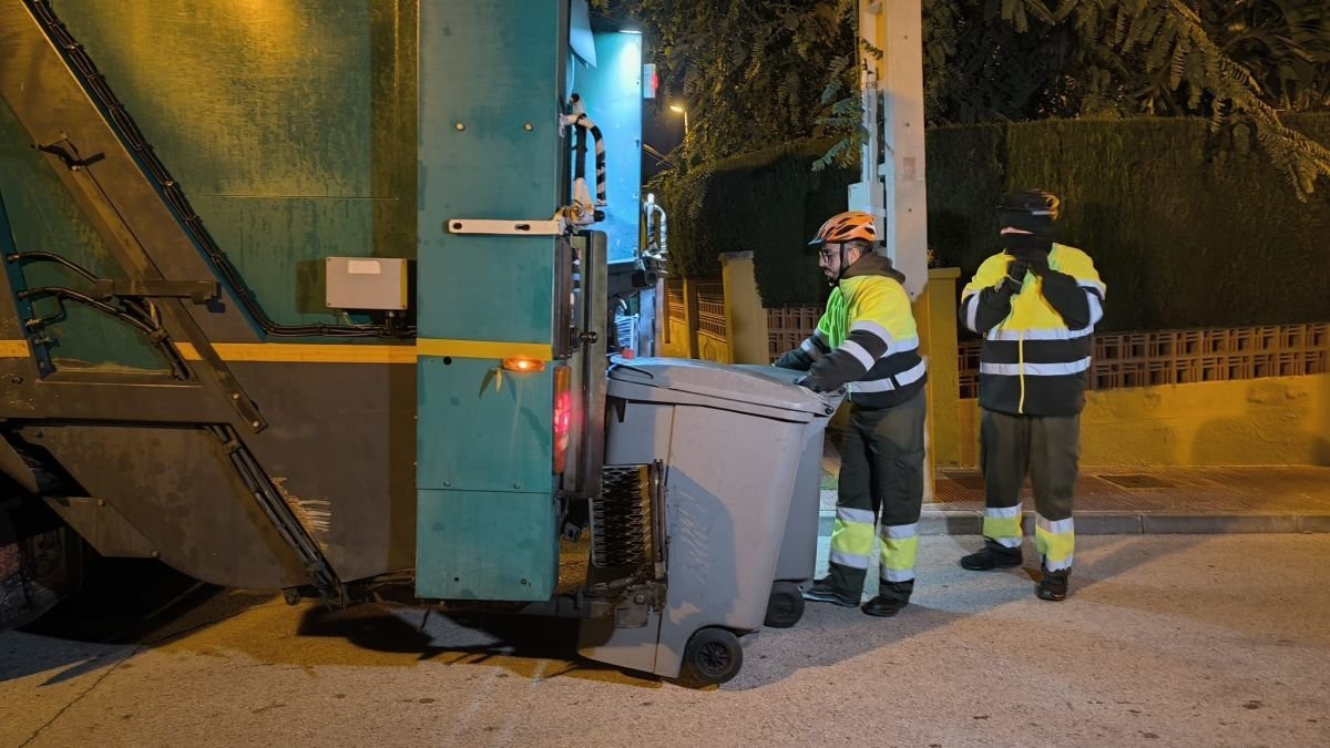 L'equip de recollida selectiva del Vendrell durant un dels serveis.