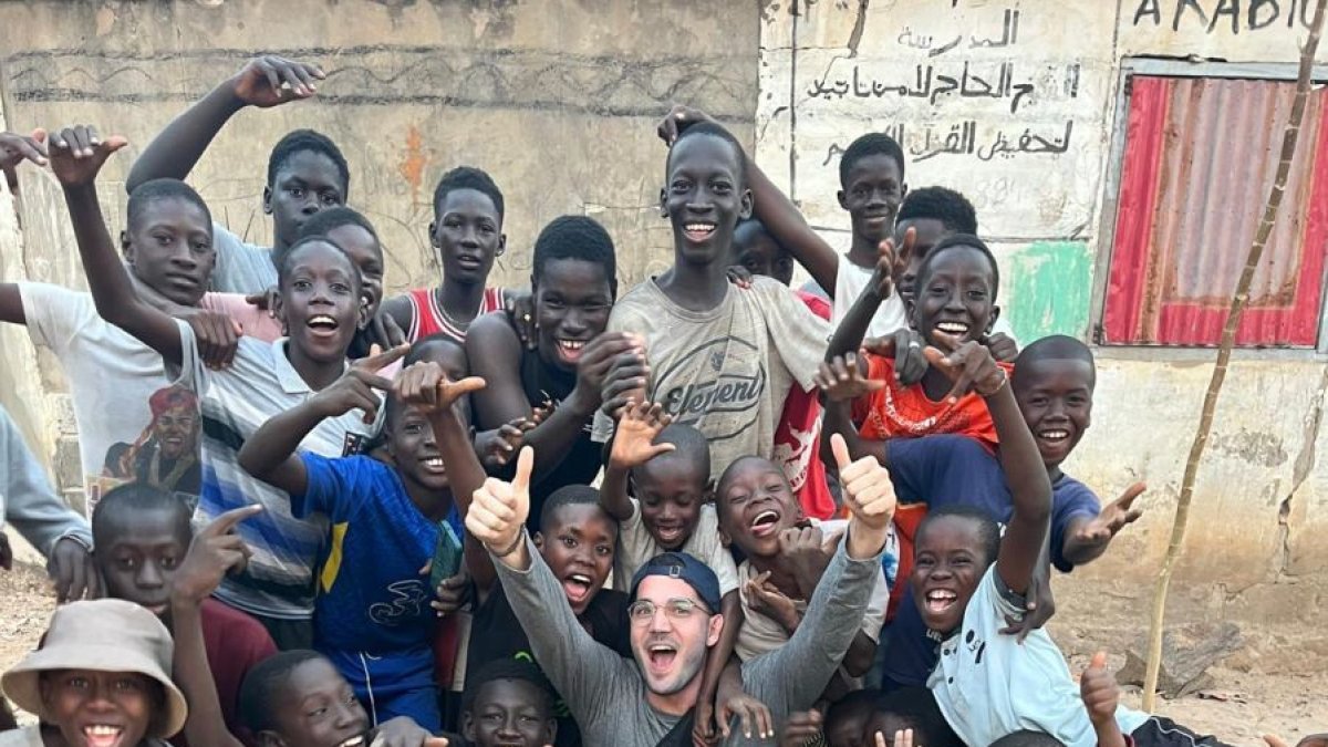 Fotografia de Jordi Cervera durant un voluntariat a Gàmbia.