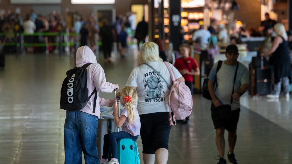 Fotografia d'arxiu de persones passant per les instal·lacions de l'Aeroport de Reus.