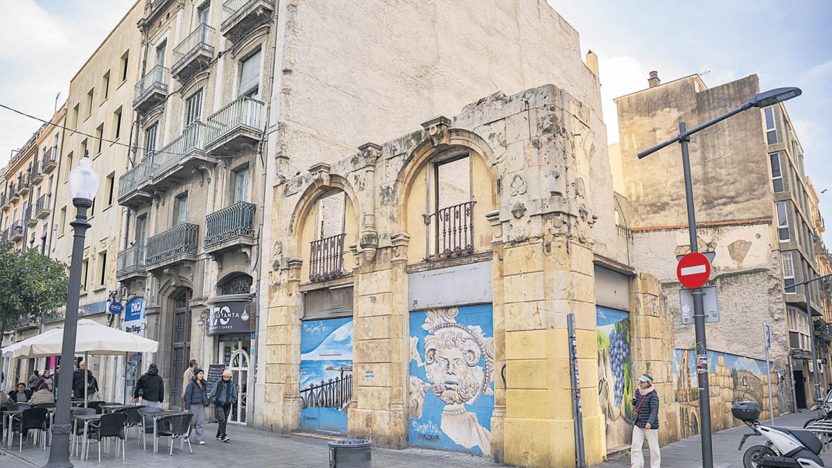 El solar on es construirà el futur edifici fa cantonada entre la Rambla Nova i el carrer Fortuny.