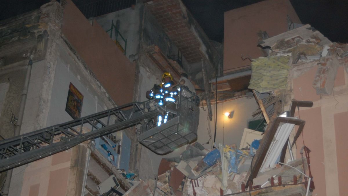 Imatges de la tràgica nit viscuda fa vint anys al número 72 de la Rambla Nova arran de l'explosió de gas.