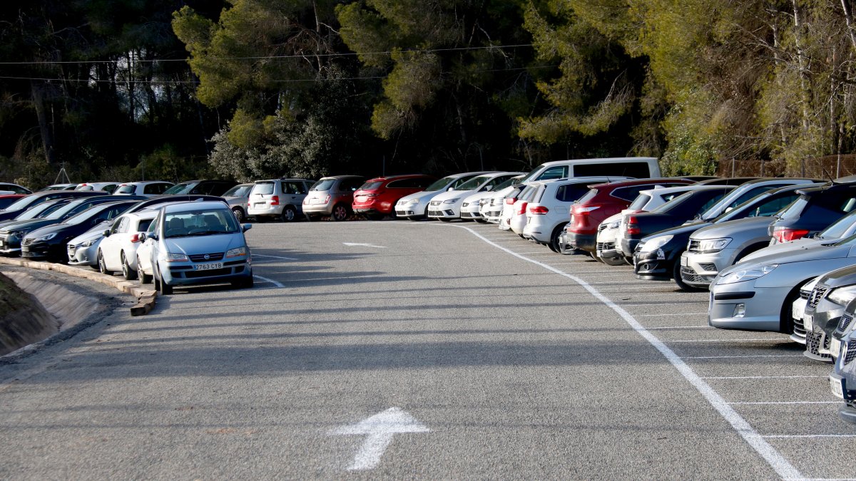 Coches aparcados en el nuevo aparcamiento gratuito de la estación de alta velocidad del Camp de Tarragona.