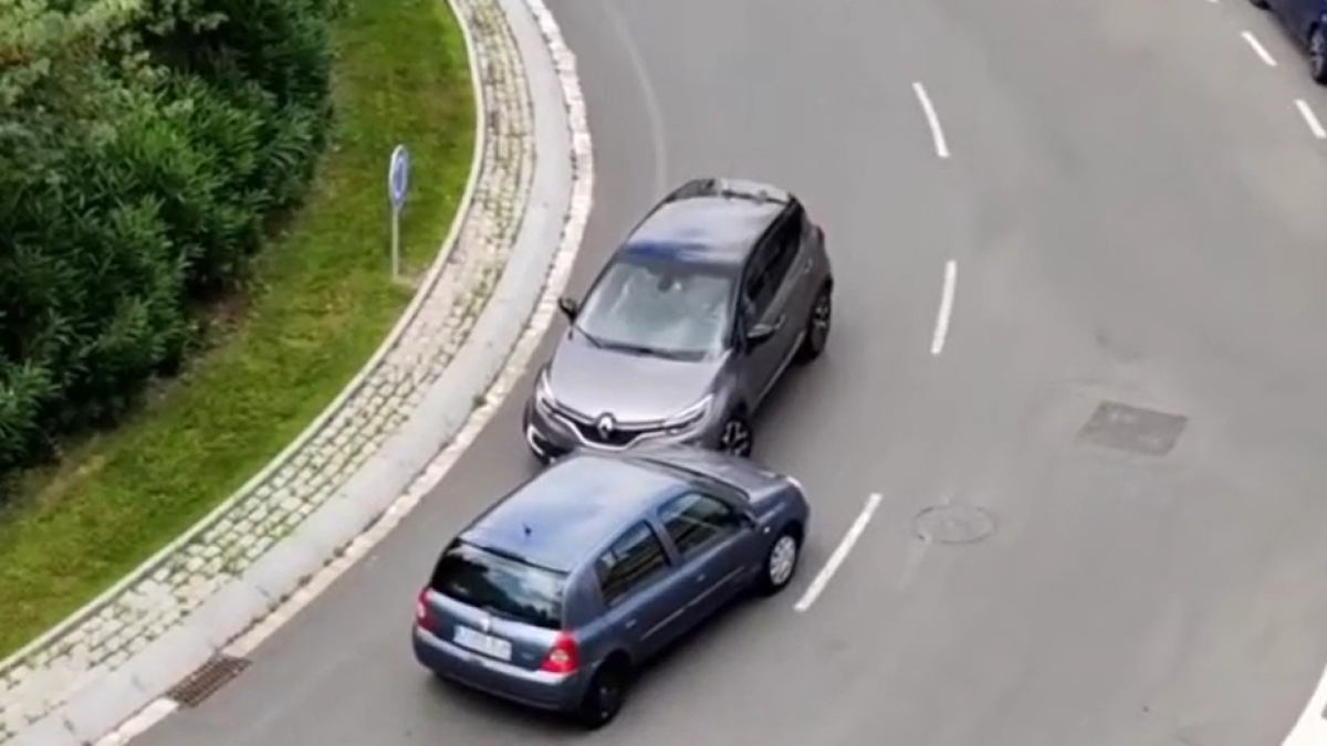 Un conductor agafa una rotonda de Reus en sentit contrari