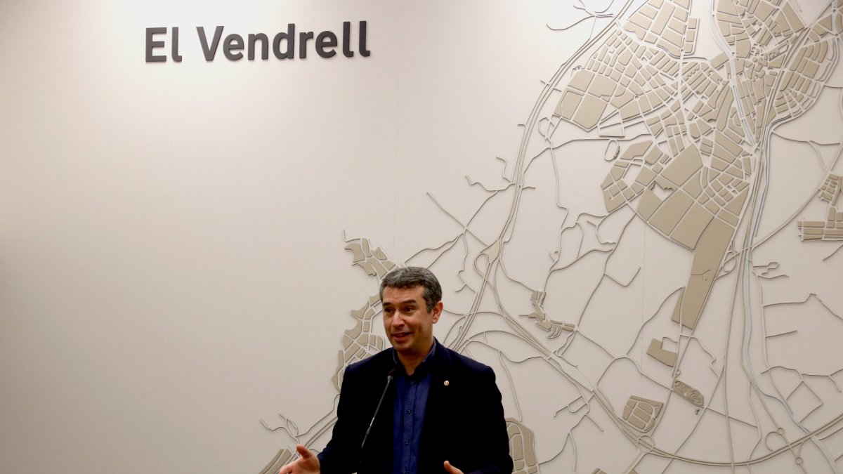 El alcalde del Vendrell, Kenneth Martínez, durante el encuentro con los medios de comunicación.