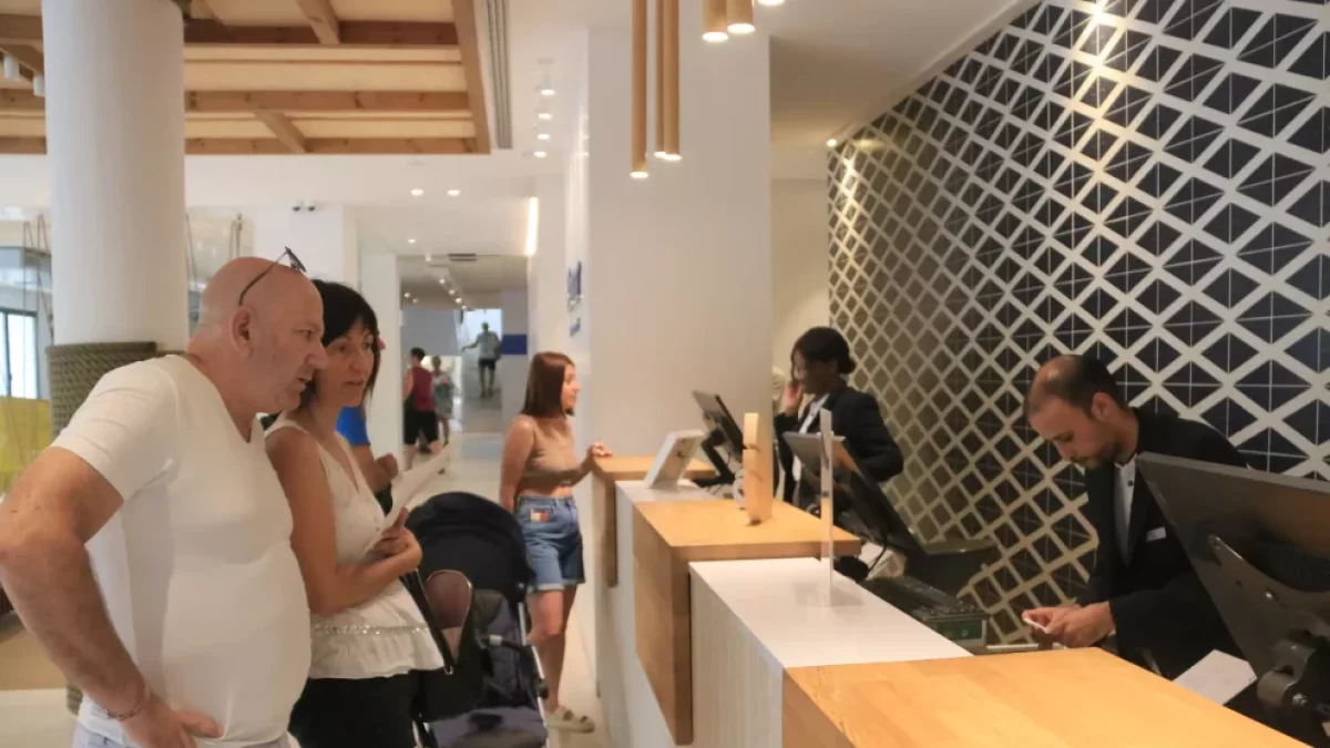 Unos turistas esperan ser atendidos en la recepción del hotel Blaumar de Salou