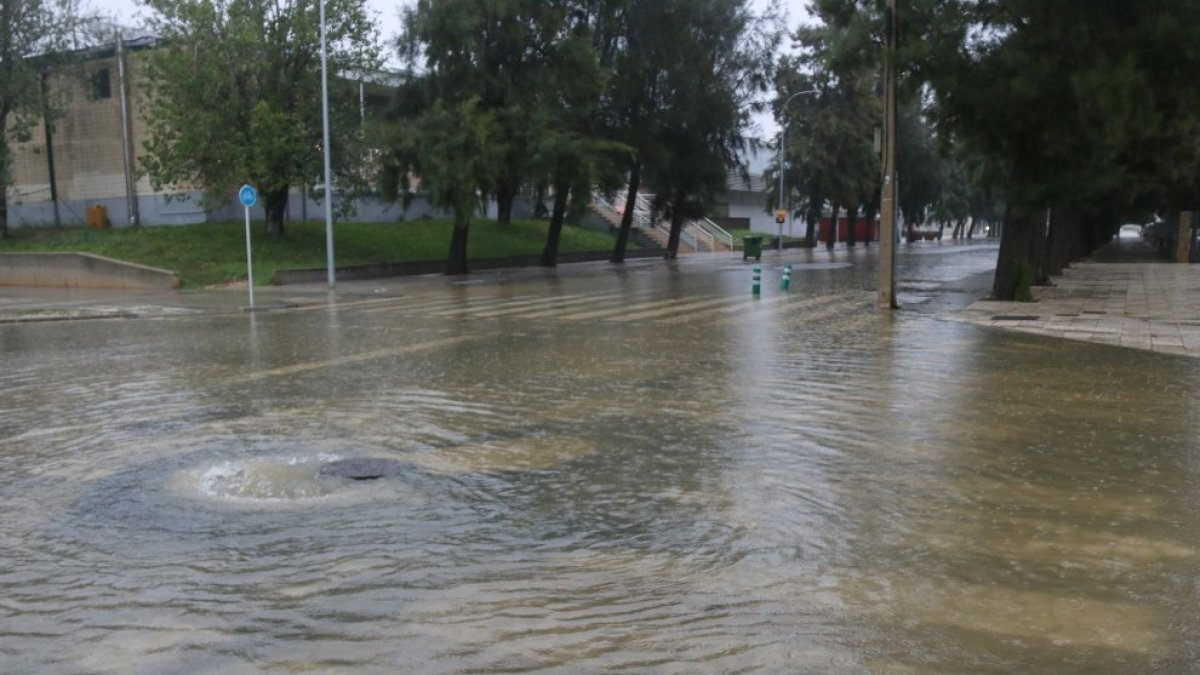 Imagen de una de las calles de Amposta afectadas por el temporal