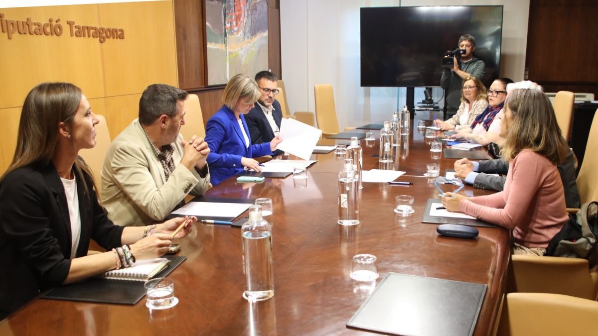 Imatge de la segona reunió entre entitats i partits de la Diputació de Tarragona.