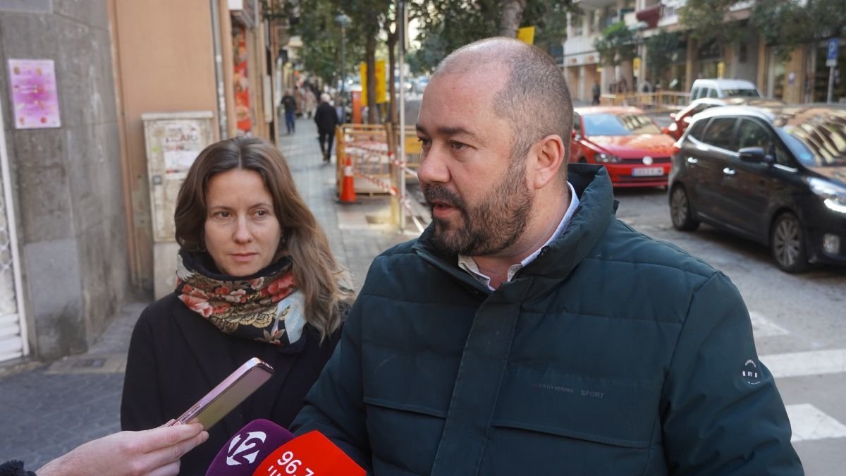 ERC denuncia que en Prat de la Riba se mantengan tres carriles muy anchos que, según indicaron, favorecen el aparcamiento en doble fila.