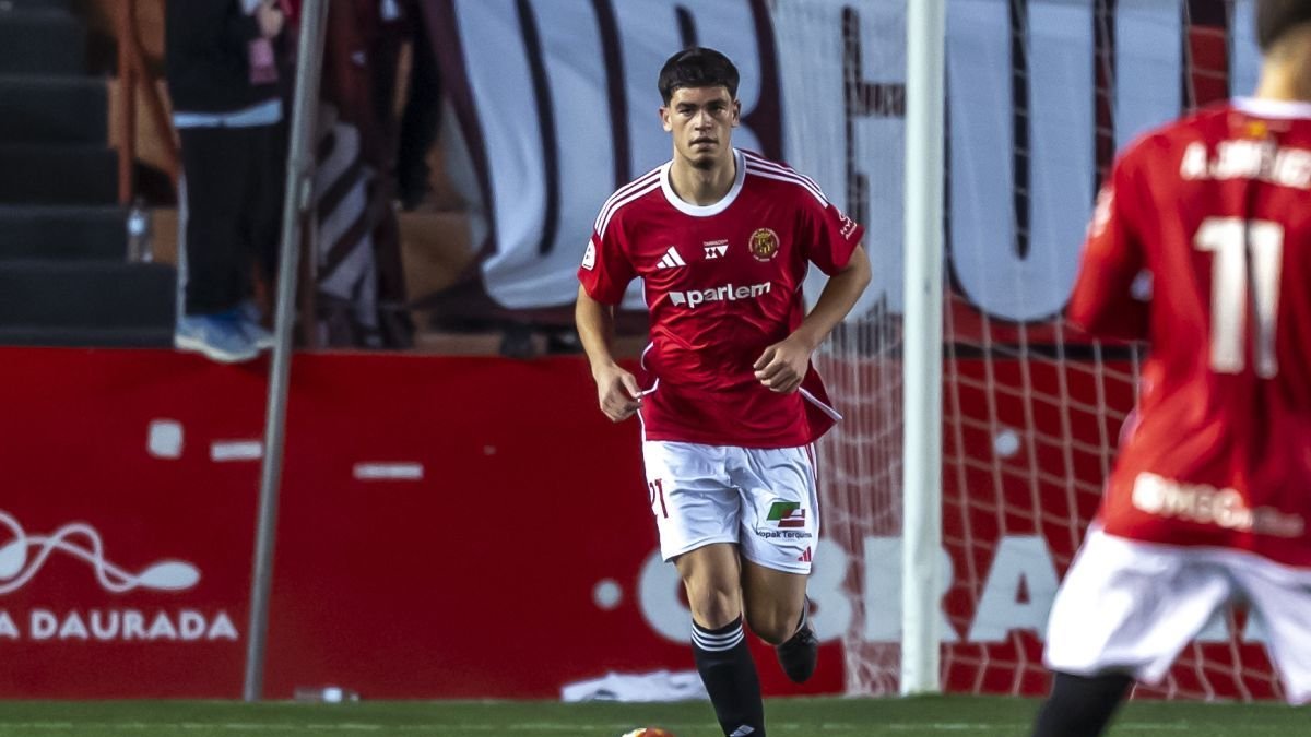 El jugador del Nàstic i únic central disponible, Enric Pujol, durant un partit d’aquesta temporada.