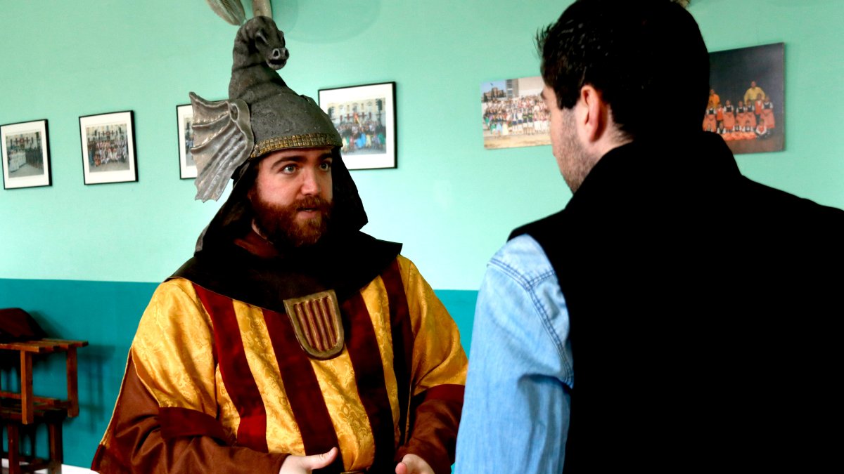 Arnau Fa vestido de Jaime I interpretando un fragmento de la obra.