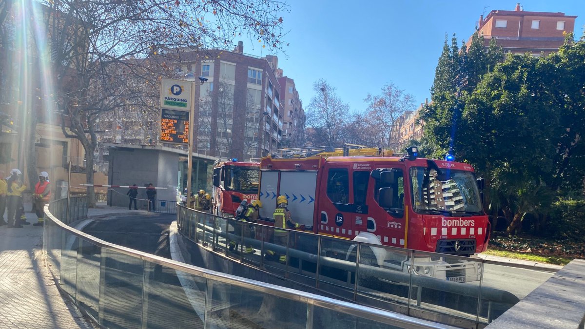 Los Bomberos trabajando en el parking de la Pastoreta.