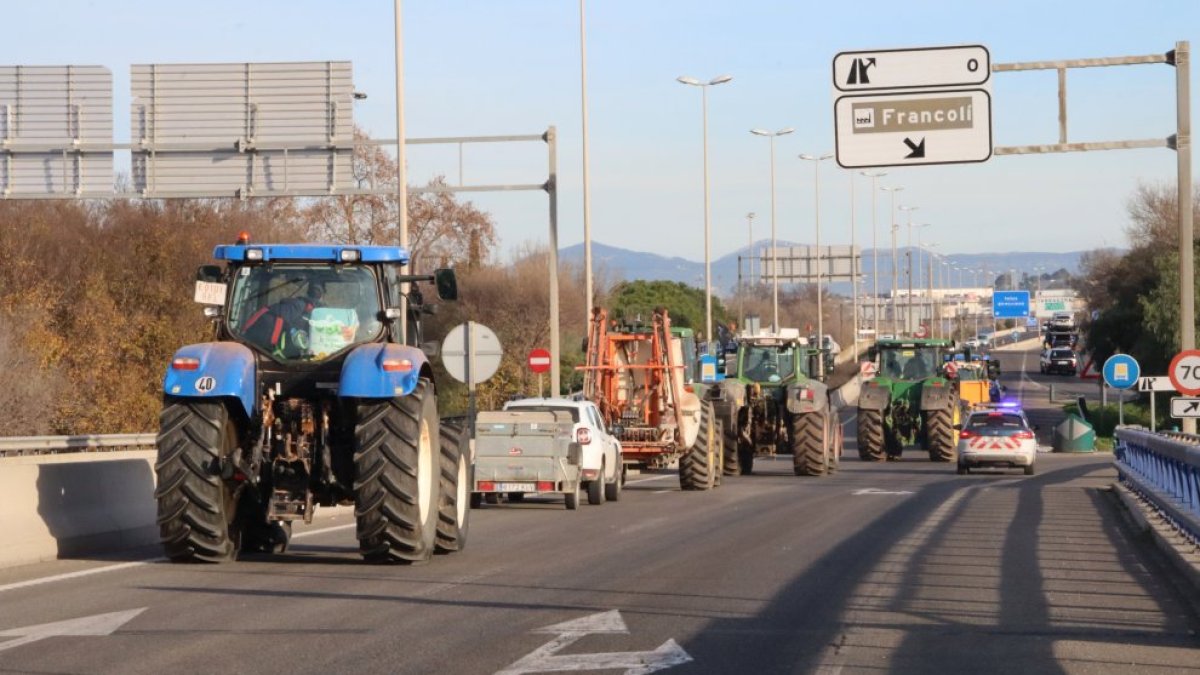 Els pagesos marxen de l'accés al port de Tarragona després de la protesta