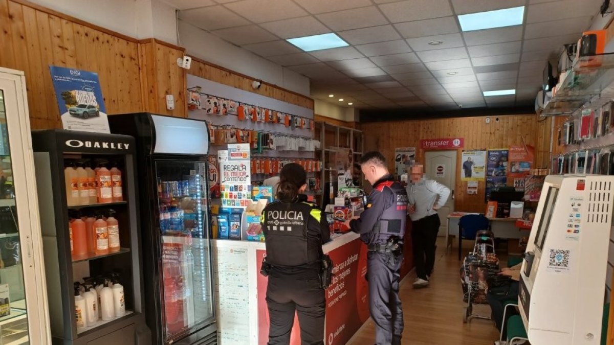 Els agents fent comprovacions en un dels locals.