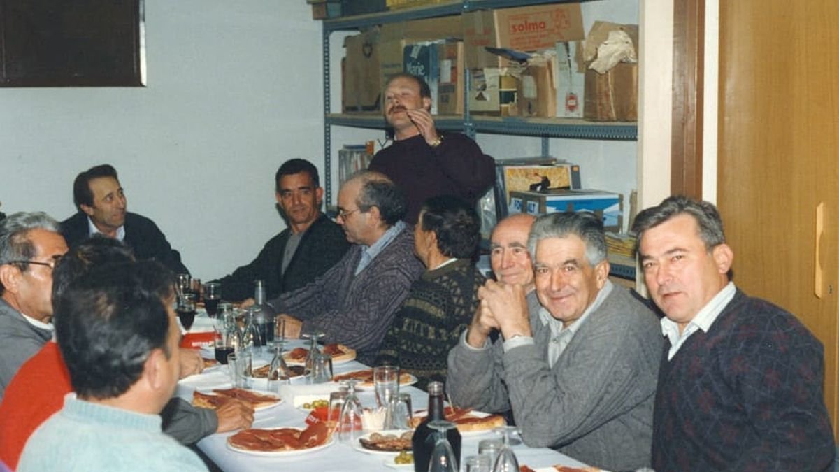 Veïns i socis d’Alcover durant les trobades del Cercle d’Amics a finals del segle XX.  Tomás Molina durant la seva intervenció al Centre.