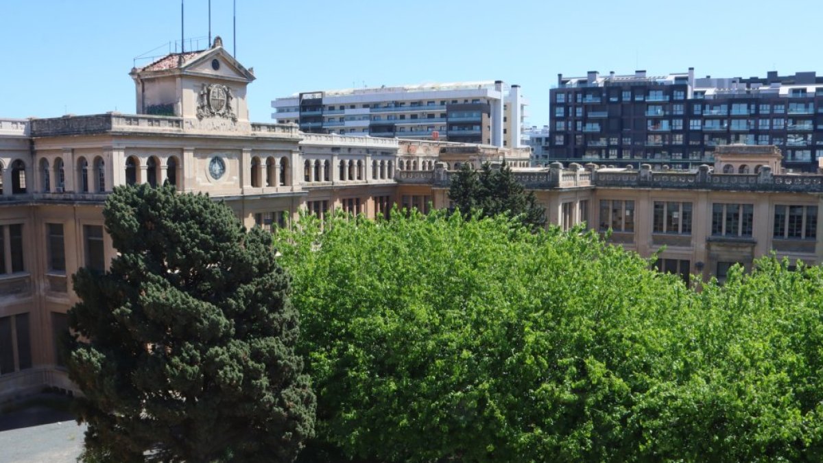 Imatge d’arxiu de la façana principal i els jardins de la Tabacalera, des del terrat de l’ala esquerra.