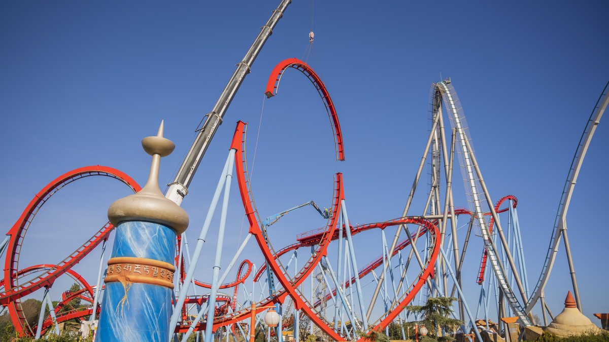 El Dragon Khan inicia la renovación de dos de sus 'loopings'.