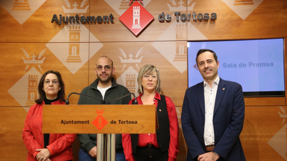 Mar Lleixà, alcaldessa de Tortosa, amb els regidors Maria Jesús Viña, Víctor Grau, Jordi Jordan.