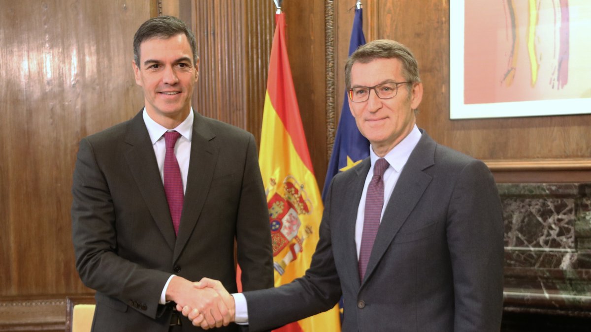 Reunión entre el presidente del gobierno español, Pedro Sánchez, y el líder del PP, Alberto Núñez Feijóo