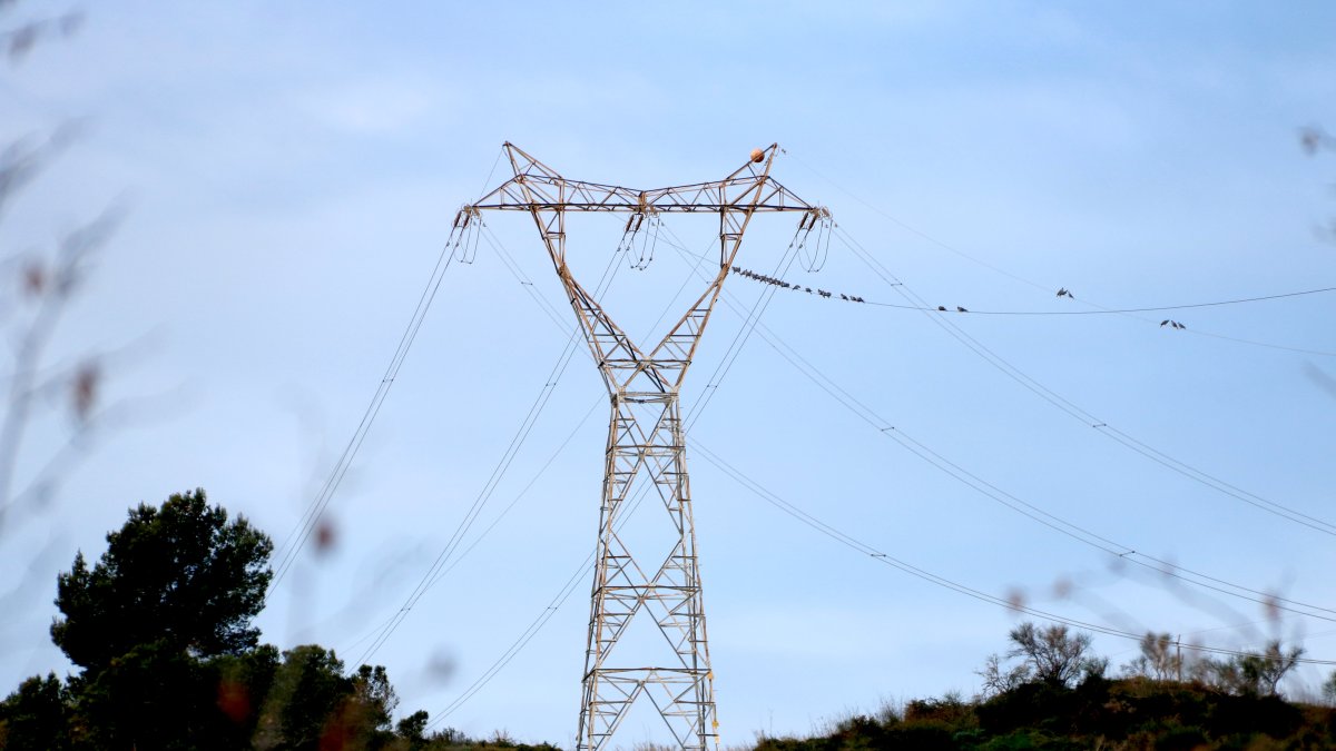 Una de las actuales torres de la MAT que se desmantelarán para construir una nueva
