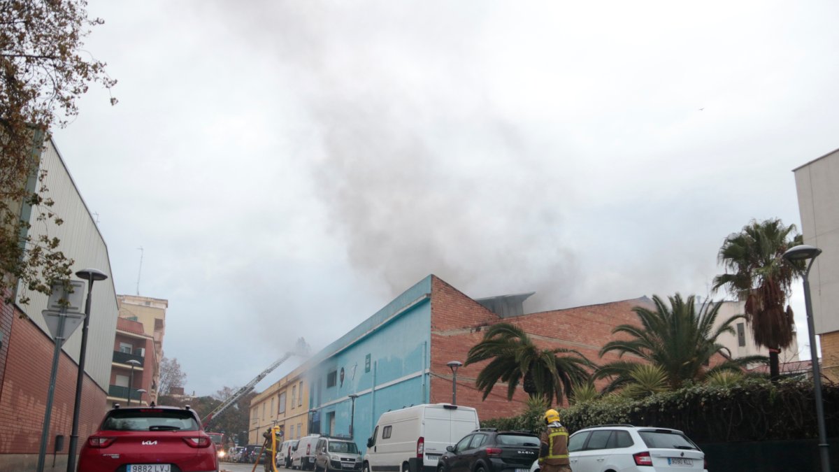 Los Bomberos trabajan en el incendio de una empresa de alimentos congelados en Reus