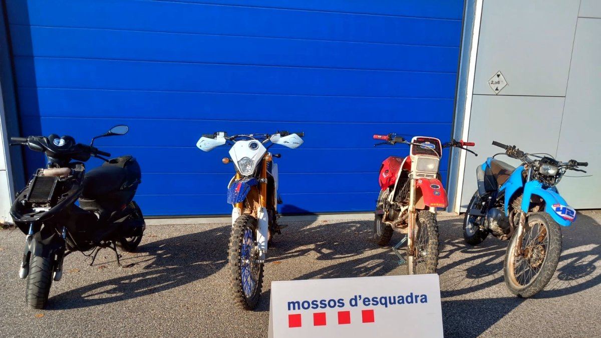 Les quatre motocicletes localitzades al taller mecànic clandestí de Montblanc
