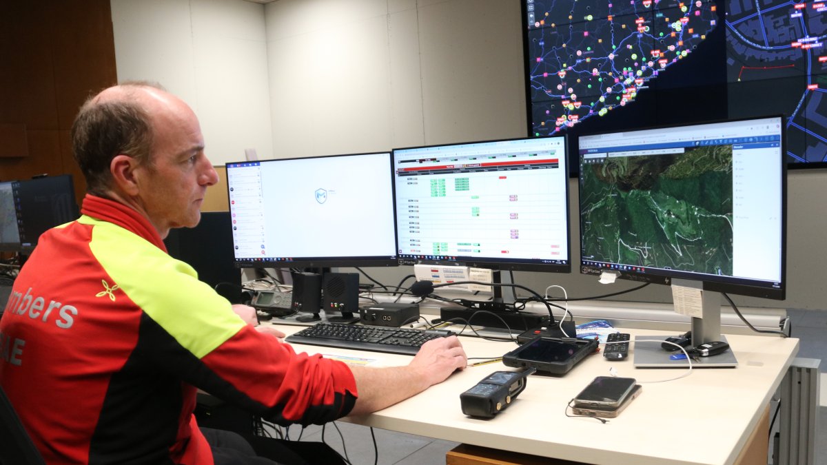 El sargento del Grupo de Actuaciones Especiales (GRAE) de los Bombers de la Generalitat, Marc Reixach, en la sala de control de los Bombers en Bellaterra