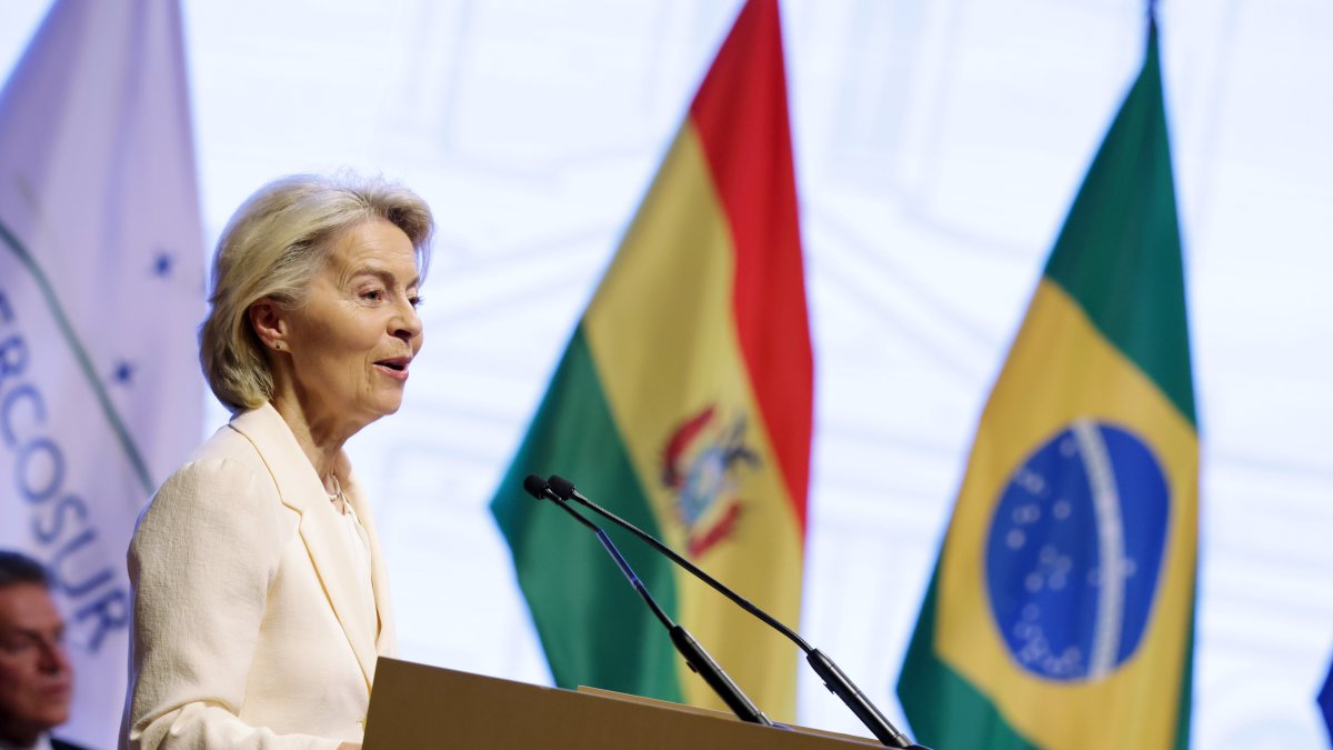 La presidenta de la Comissió Europea, Ursula von der Leyen, durant l'acte de firma de l'acord comercial UE-Mercosur