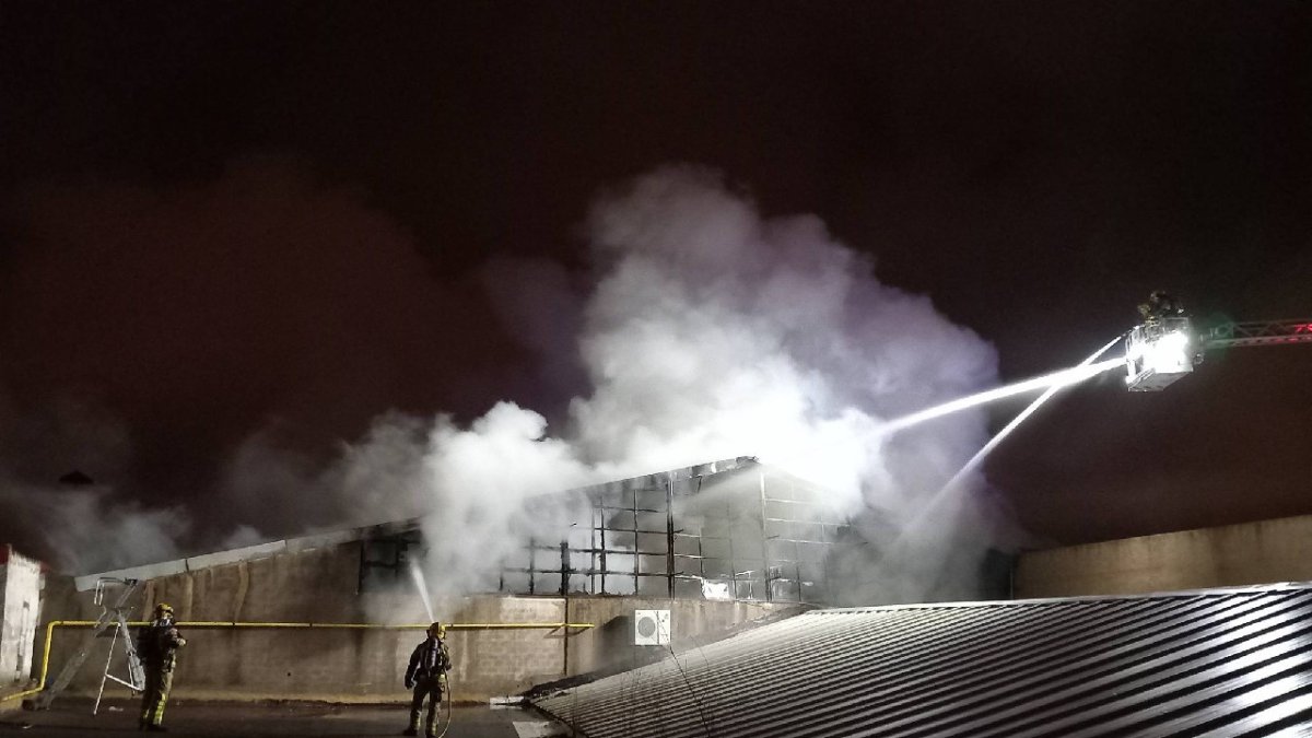 Imatge de l'incendi en una nau de Reus
