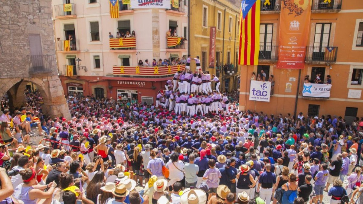 Imatge d'una diada castellera a Tarragona celebrada durant l'estiu