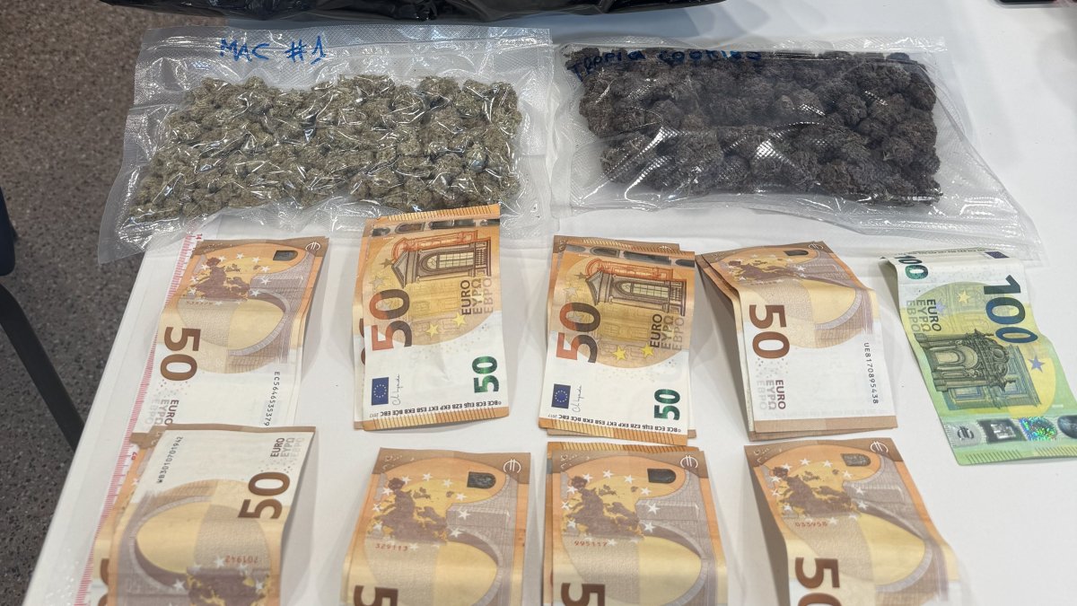 Imatge de la droga i els diners intervinguts pels Mossos d'Esquadra