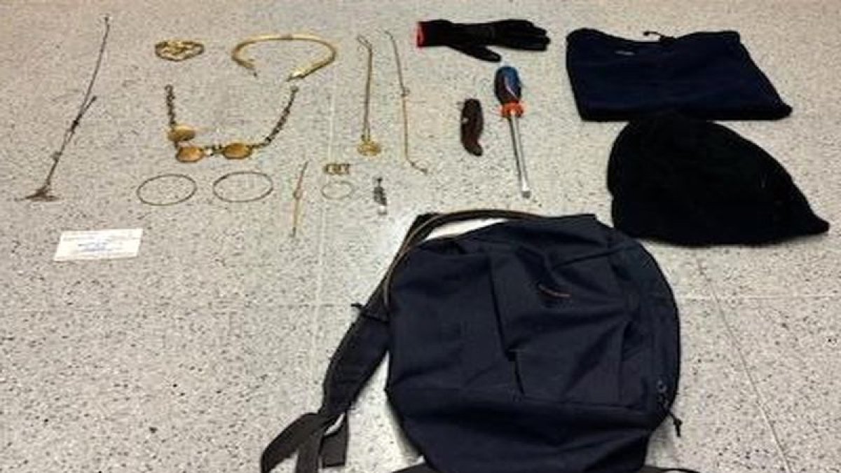 El lladre va llençar a la teulada d’una pèrgola, una motxilla i diverses peces de roba per tal de dificultar la seva posterior identificació.