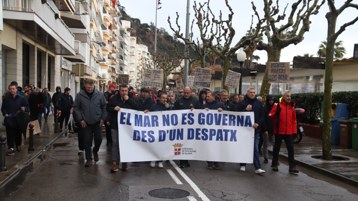 Els pescadors es manifesten a Blanes en contra de la normativa europea sobre el reglament de control