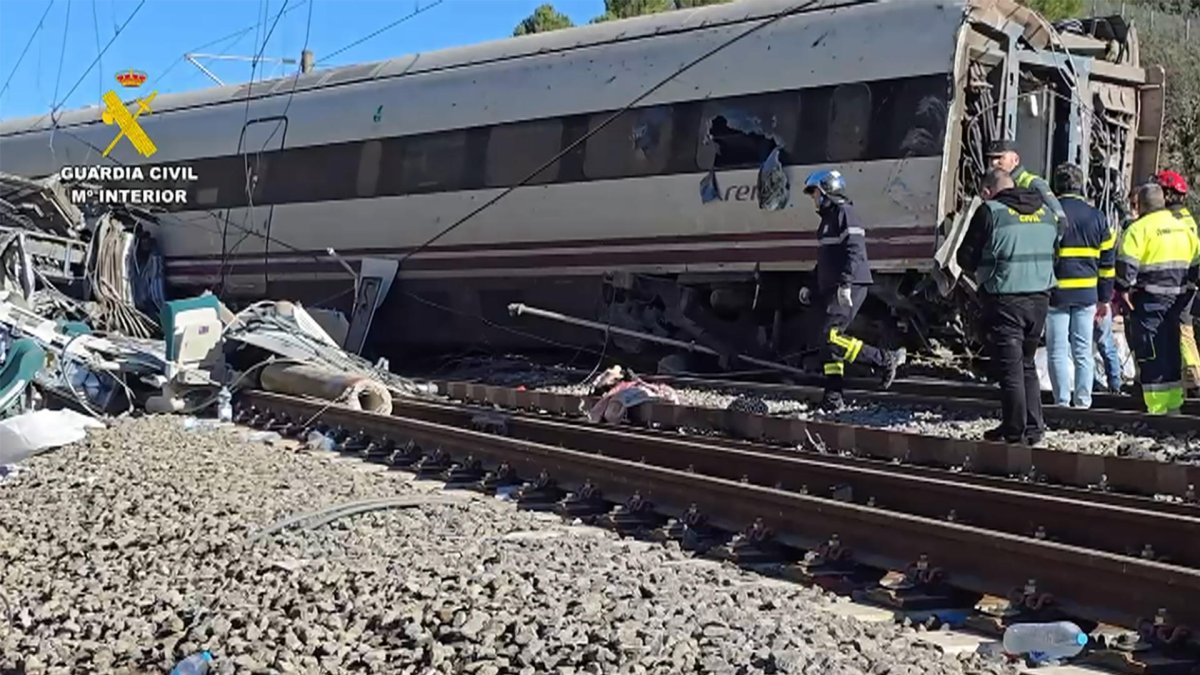 Estat del tren Alvia, un dels dos accidentats, en el qual la Guàrdia Civil busca restes i evidències per identificar víctimes i investigar l’accident.